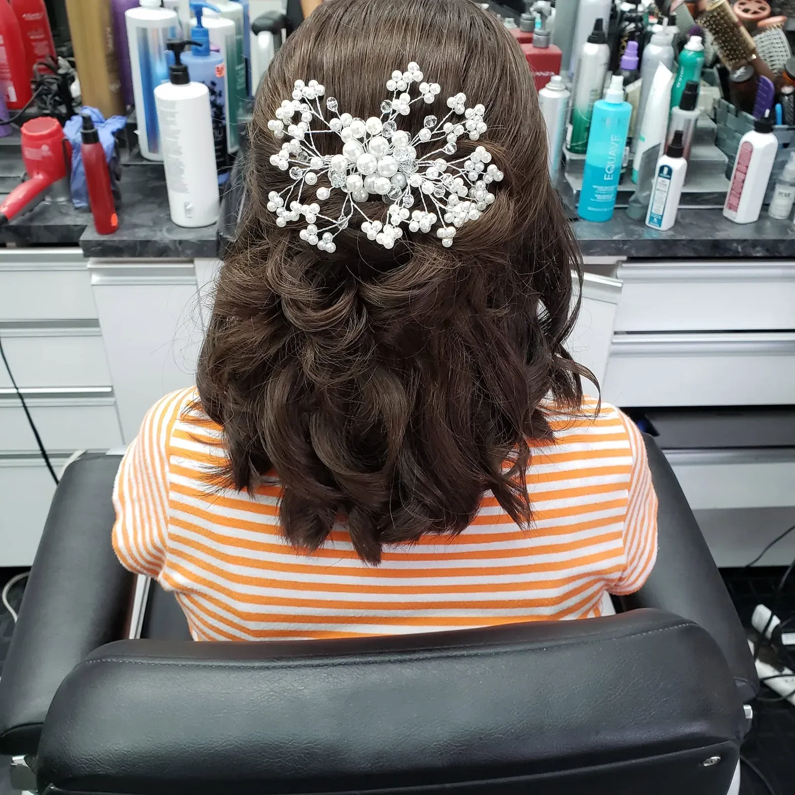 Demi-attaché bouclé, bijou de tête en perles — photo prise au Salon de la Coupe