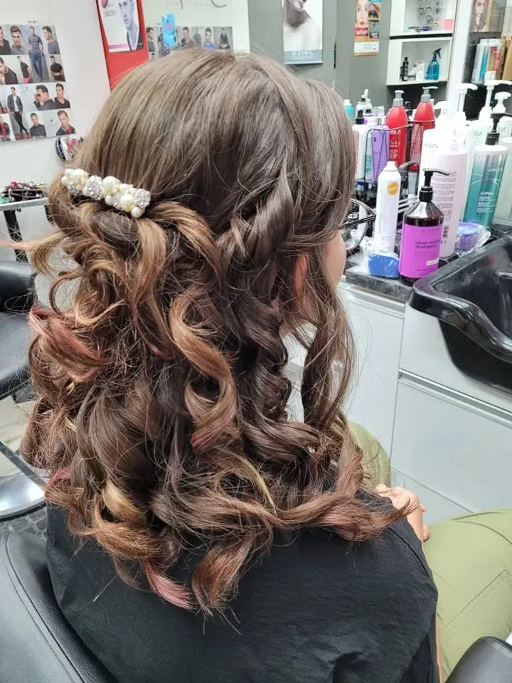 Demi-attaché bouclé et barrette de perles — photo prise au Salon de la Coupe