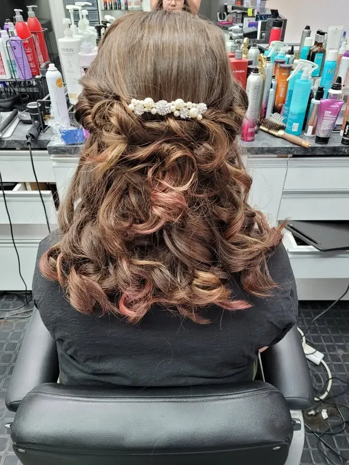 Boucles cuivrées, moitié relevée — photo prise au Salon de la Coupe