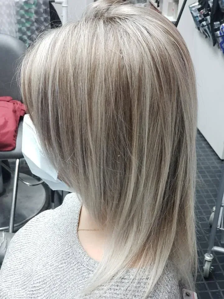 Blond cendré, dégradé mi-long — photo prise au Salon de la Coupe