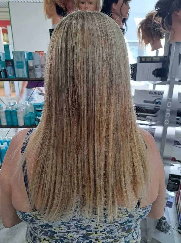 Longueurs blondes, coupe droite — photo prise au Salon de la Coupe