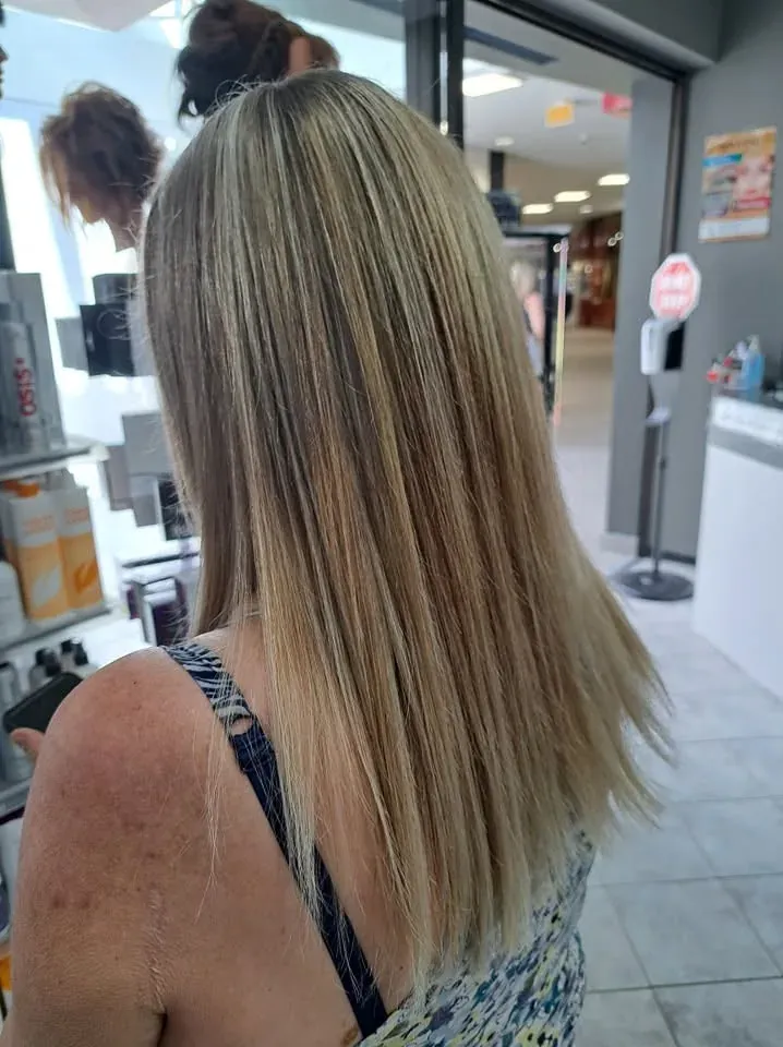 Longueurs droites, blond éclairci — photo prise au Salon de la Coupe