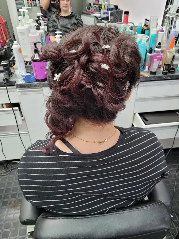 Chignon monté, petites fleurs piquées — photo prise au Salon de la Coupe