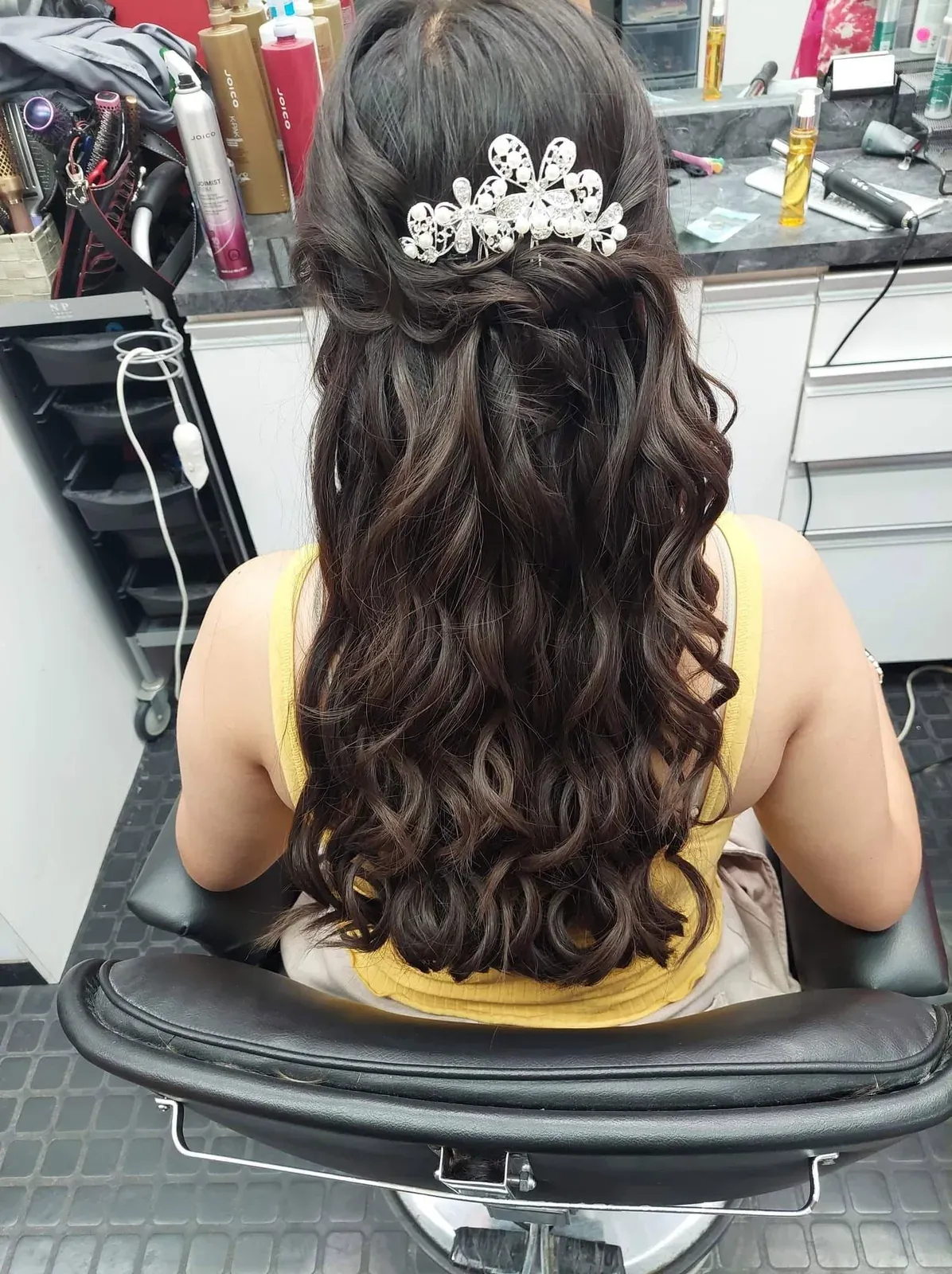 Longues boucles et peigne de strass — photo prise au Salon de la Coupe