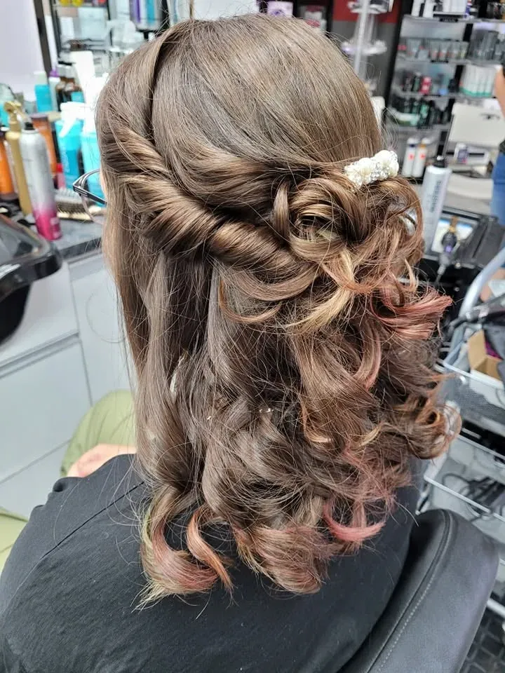 Torsade sur le côté et boucles souples — photo prise au Salon de la Coupe