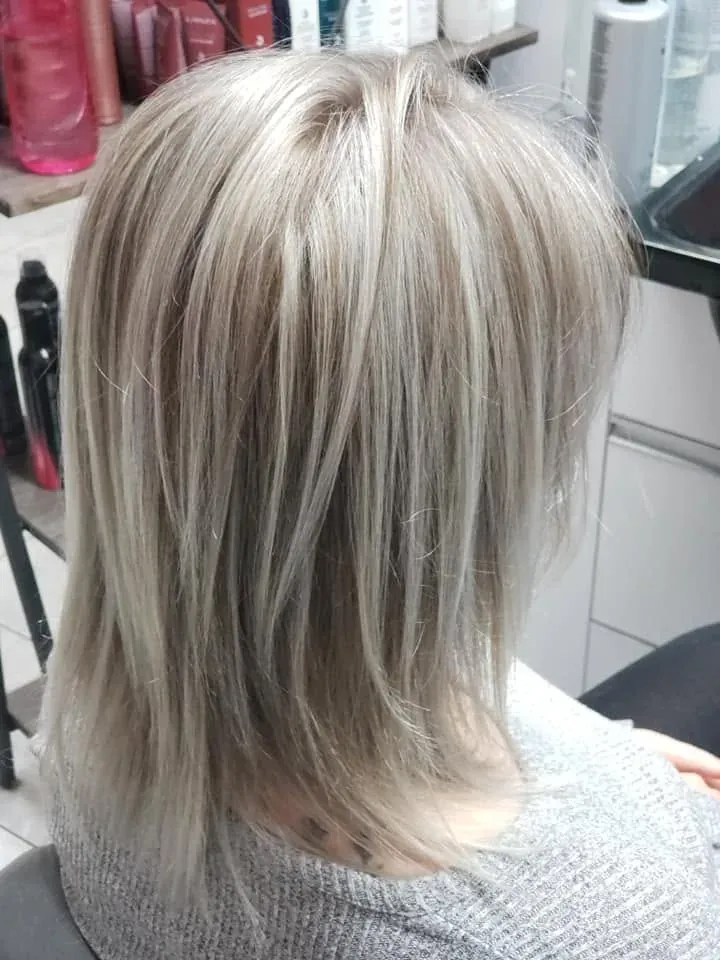 Carré long, blond cendré — photo prise au Salon de la Coupe