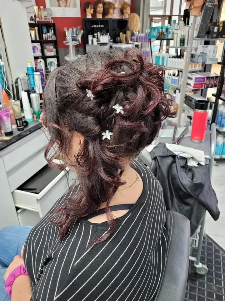 Chignon flou, reflets prune, fleurs de strass — photo prise au Salon de la Coupe